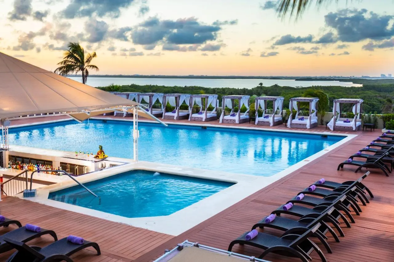 Crown Paradise Club Cancun 5*,